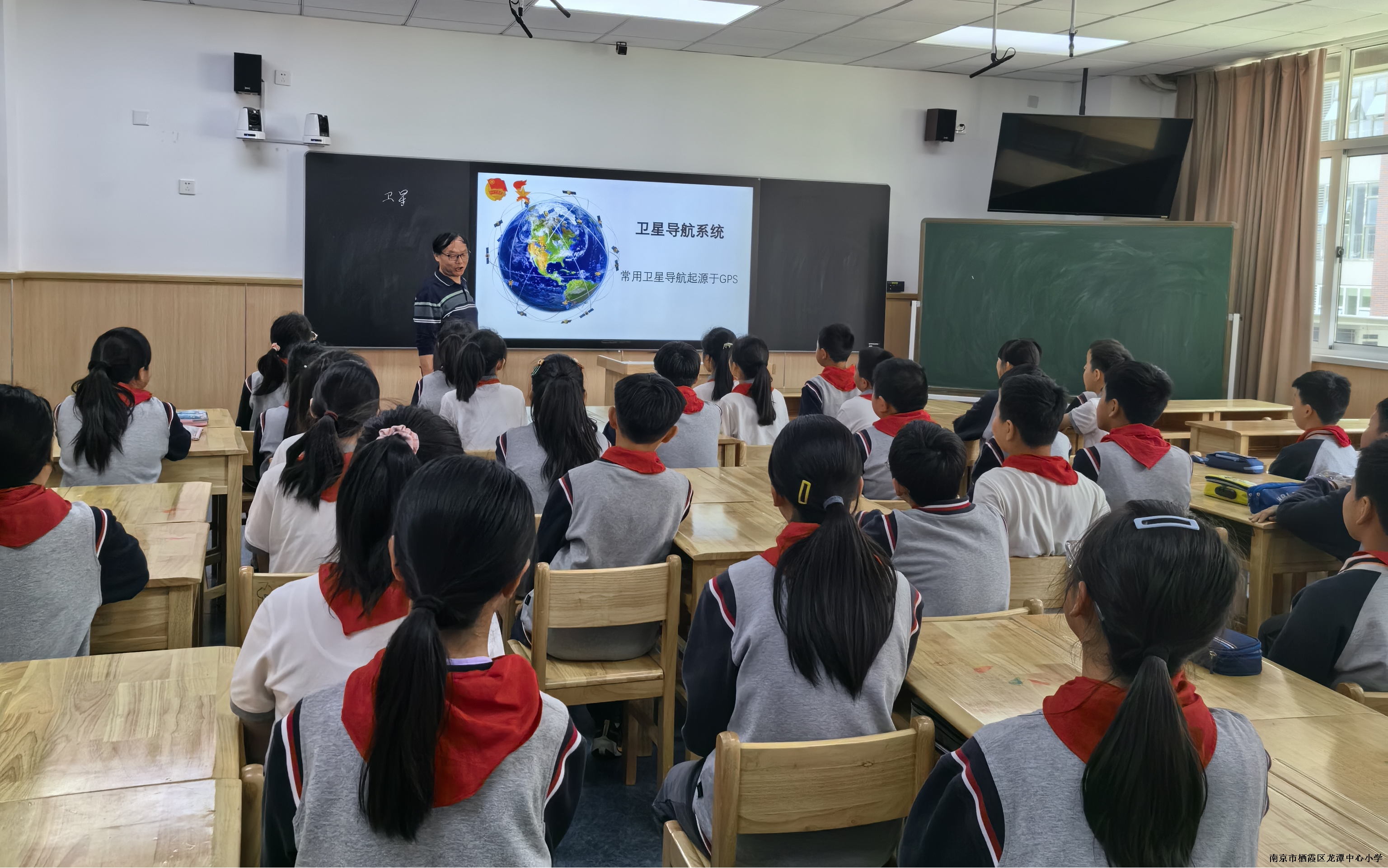 栖霞区教育系统“枫林唱晚”思政课走进龙潭中心小学