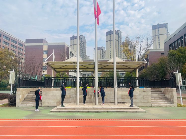 【灵美龙小】勿忘国耻 圆梦中华——龙潭中心小学举办“勿忘国耻 圆梦中华”主题教育活动_html_67f5b2de.jpg
