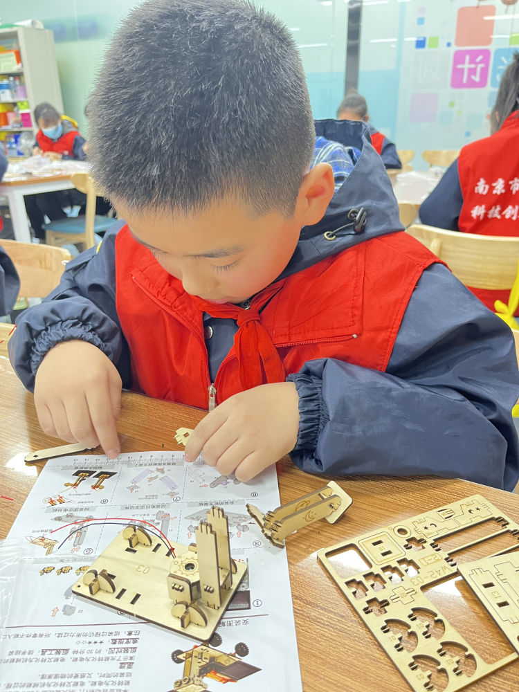【江畔先锋·团队活动】童心探奥秘，科学启智慧——龙潭中心小学江畔人家分校少先队员代表走进南京科技馆_html_54c76de0.jpg