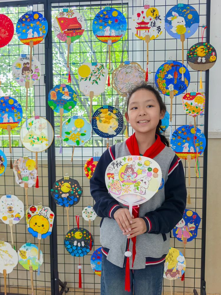 2025.9.30童心筑月 情满中秋——龙潭中心小学开展“我们的节日·中秋”系列活动_html_67f38497.jpg