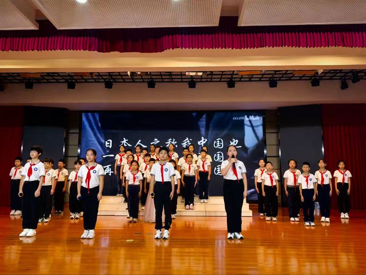 2025.9.29童声颂祖国 薪火永相传——龙潭中心小学开展“红领巾爱祖国”校园朗诵比赛_html_m123d57d3.jpg