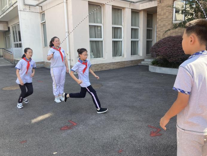 【灵美龙小·江畔体育】“绳”采飞扬 舞动健康—龙潭中心小学江畔人家校区举办第二届“校长杯”长绳比赛