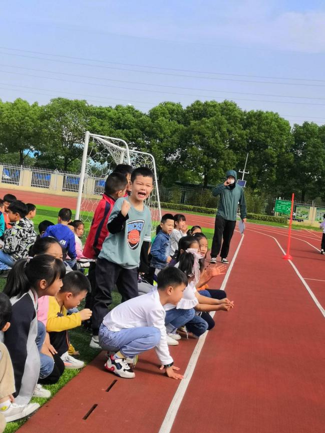 灵美龙小11跑操_html_791ee099.jpg