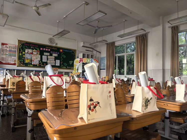 9.1“暖心相伴迎新路，快乐启航求学途”——记栖霞区长江小学新生入学仪式_html_m6cb35f7a.jpg
