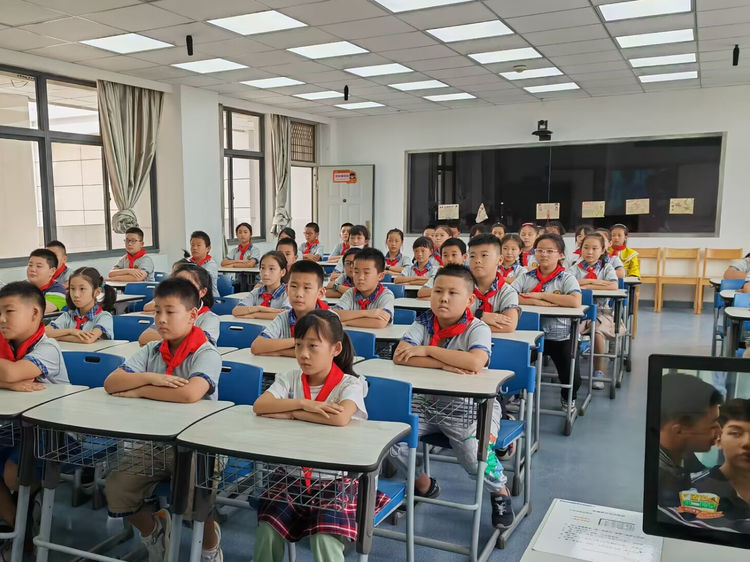 【灵美龙小】开学第一课，送法进校园——龙潭中心小学组织观看《开学法治第一课》_html_45604ceb.jpg