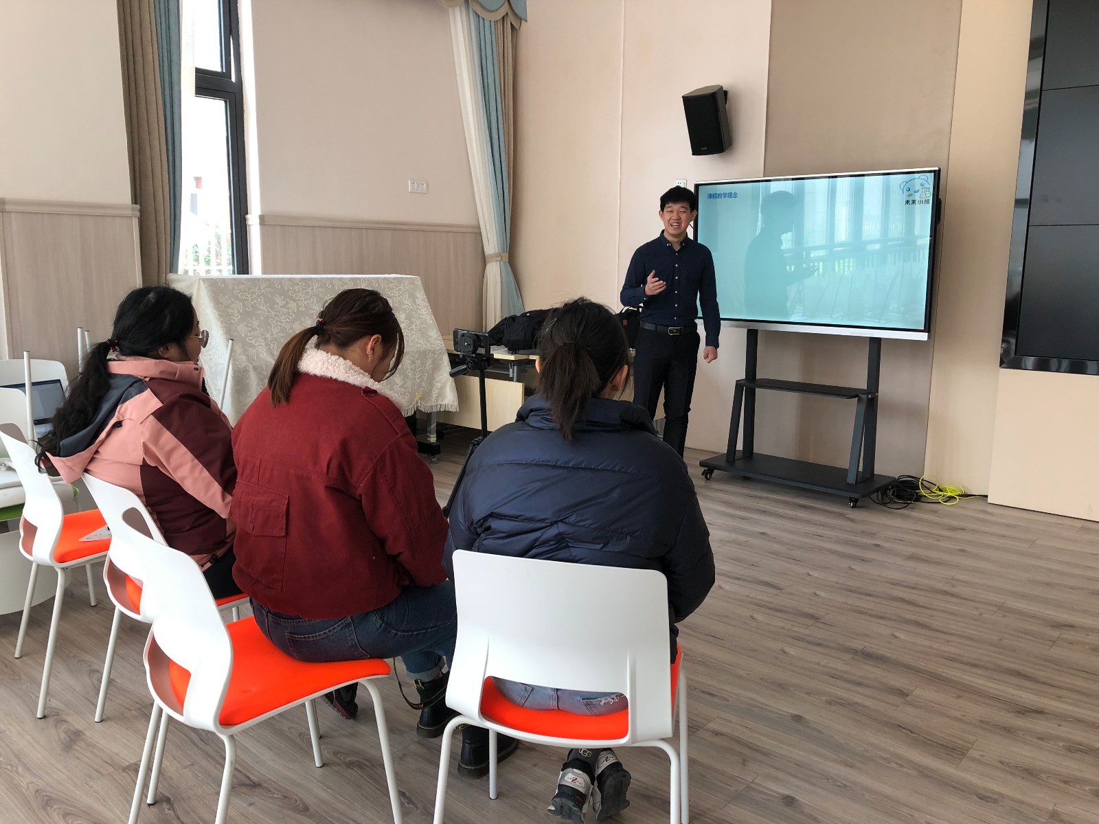 【枫香栖幼】深入材料探究  促进教师发展 ——科学发现室培训活动暨教师基本功培训活动