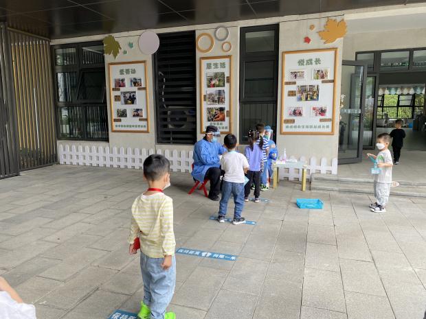 【枫香栖幼】（安全第一）应急处置预案 科学规范防新冠  ——记栖霞幼儿园翡翠天悦园核酸检测混管阳性应急演练