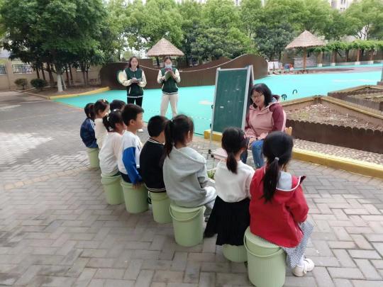 交流经验 互动共进科学教研组部分教师参加栖幼翡翠天域园与龙潭幼儿园靖安分园结对帮扶活动_html_700e8e30.jpg