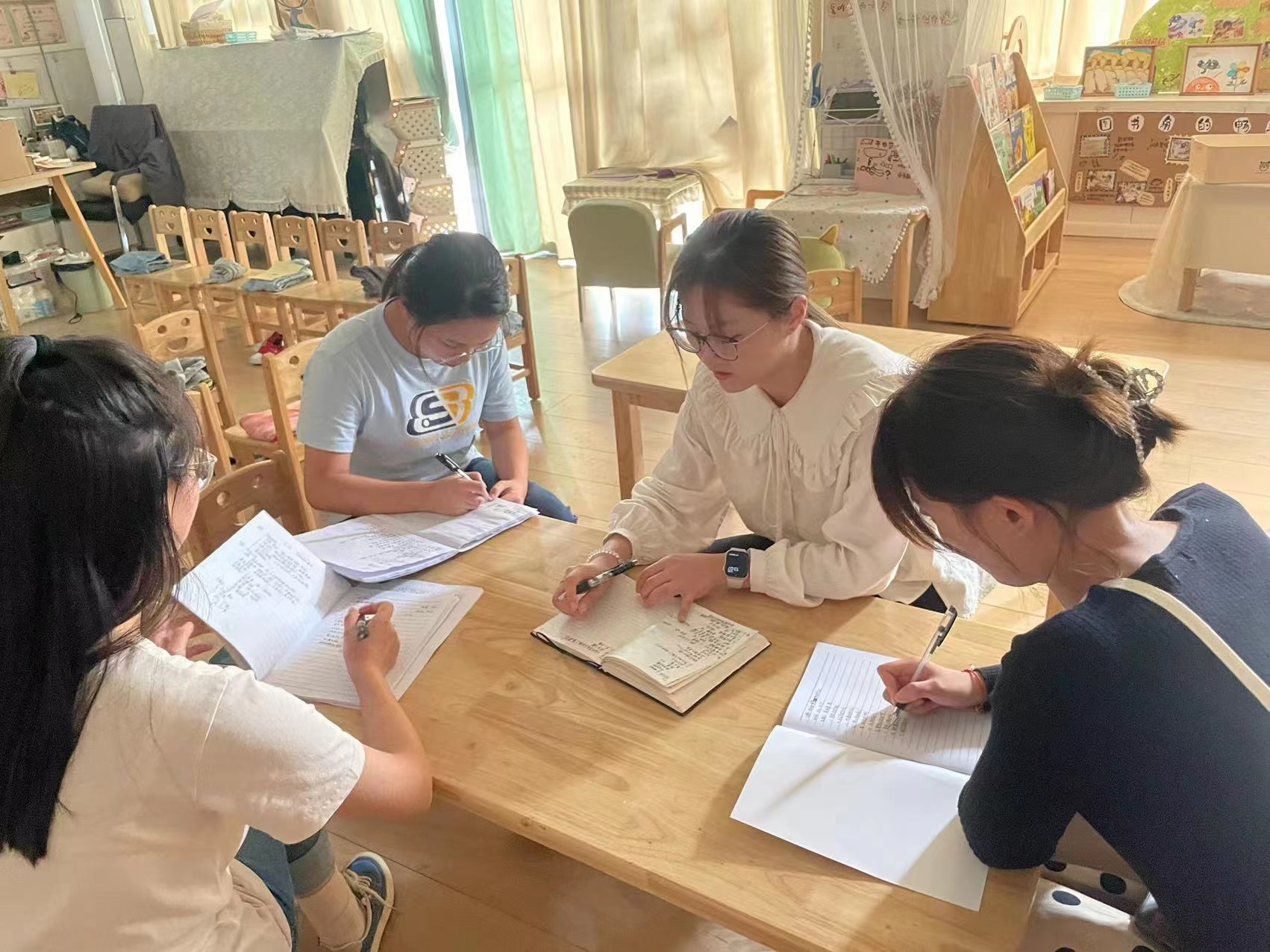 220923聚焦审议 中班年级组《我是中班小朋友》课程后审议暨生成主题课程前审议_html_meff75f7.jpg