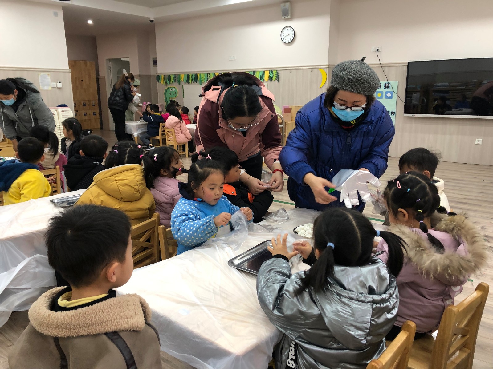 【枫香栖幼】甜蜜元宵 共享甜蜜——栖霞幼儿园石埠湾园小一班家长助教活动