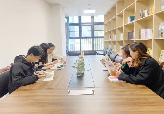 【枫香栖幼】以读促研 共同进——栖霞幼儿园翡翠天悦园环境教研组活动