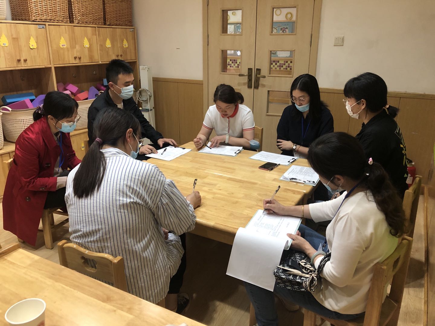 【枫香栖幼】因爱开放  携手共进 ——记栖霞幼儿园五福园小班年级组微型家长会活动