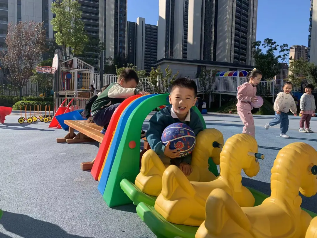 221125唯爱同行 静待花开——栖霞幼儿园翡翠天悦园中班年级组家长半日观摩活动_html_64c18ffe.png