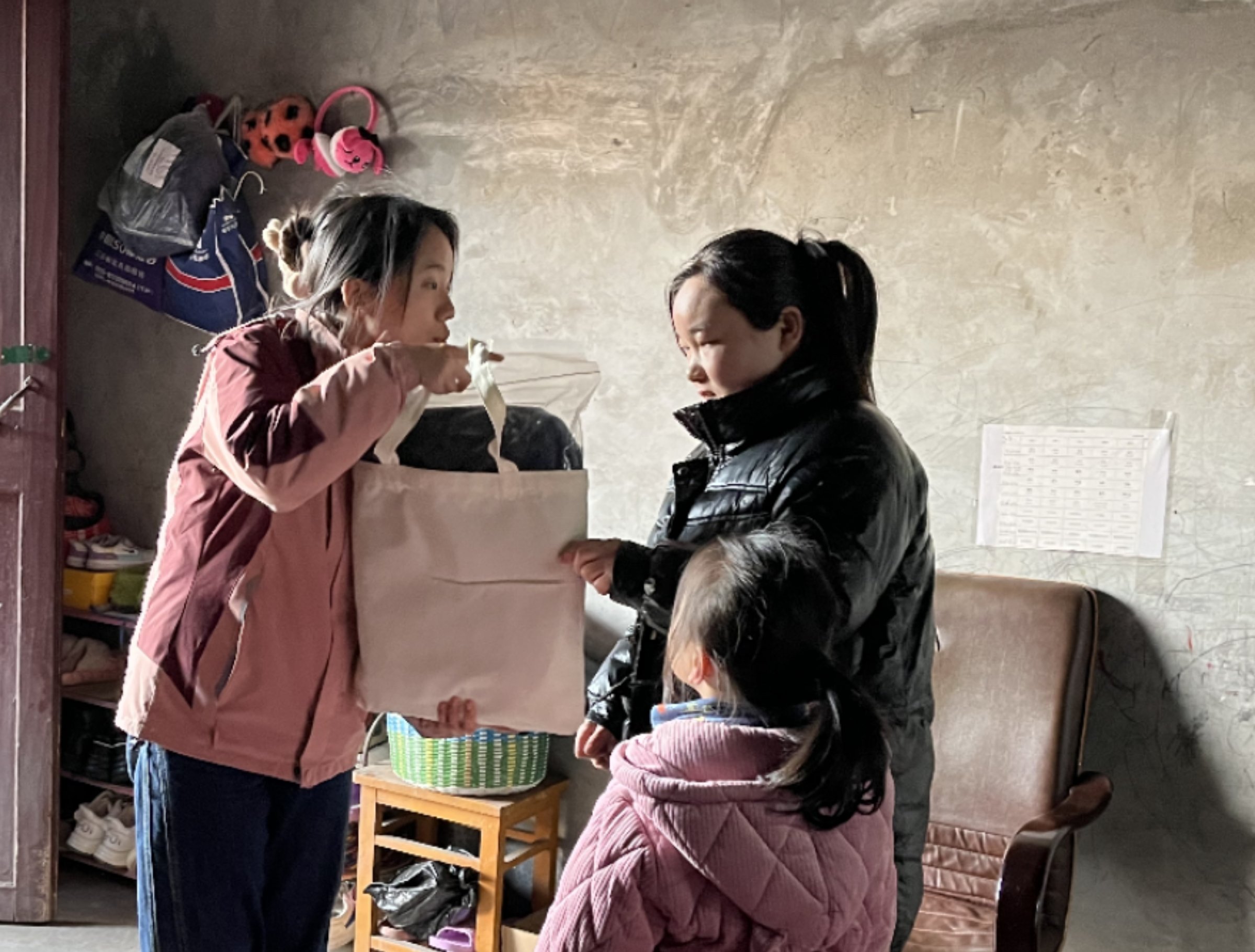 231222践行师德聚力前行  爱心捐赠筑梦启航——栖霞幼儿园师德师风志愿者活动-插照片_html_m7ea03c90.jpg