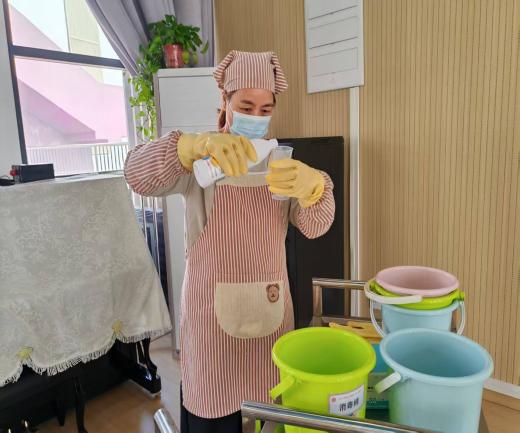 251028以考促练强技能,规范消毒护健康 栖霞幼儿园云栖园开展保育老师桌面消毒考核盛梦甜(2)_html_m4369890.jpg