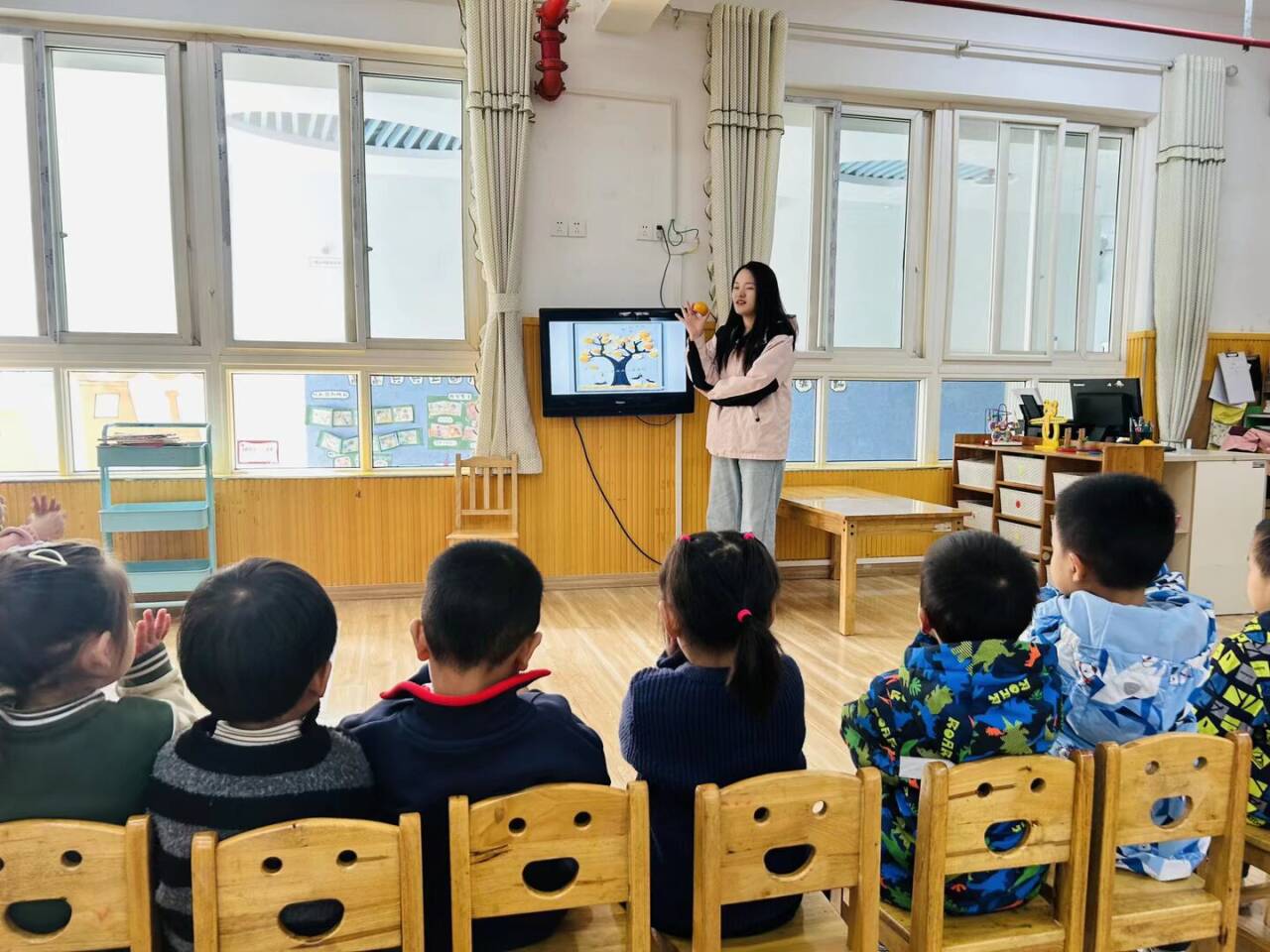 251110橘皮成树添童趣 家园共育促成长——记栖霞幼儿园红枫分园小班组家长助教活动_html_7c855311.jpg