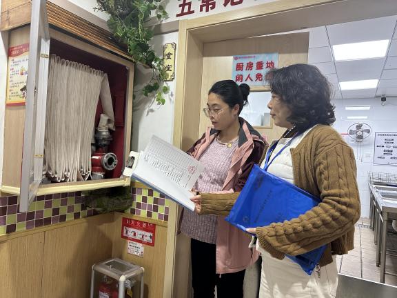 251113聚焦规范保教 力推“去小学化”——栖霞幼儿园五福园迎接十一月“去小学化”督导_html_33eeb8d8.jpg