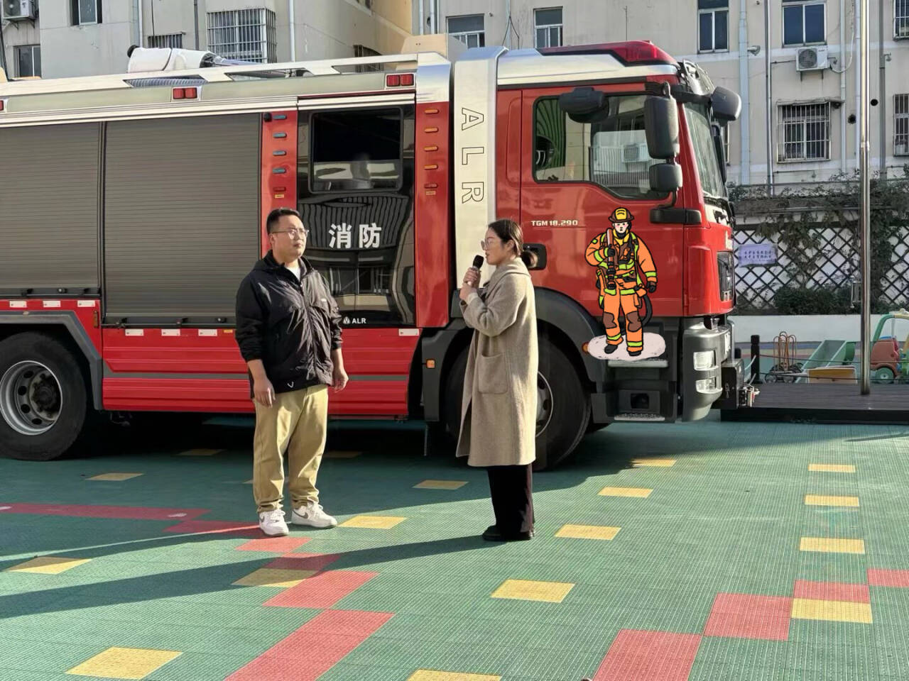 251111筑牢消防墙 安全护成长——记栖霞幼儿园红枫分园消防应急疏散演练活动_html_m18a13696.jpg