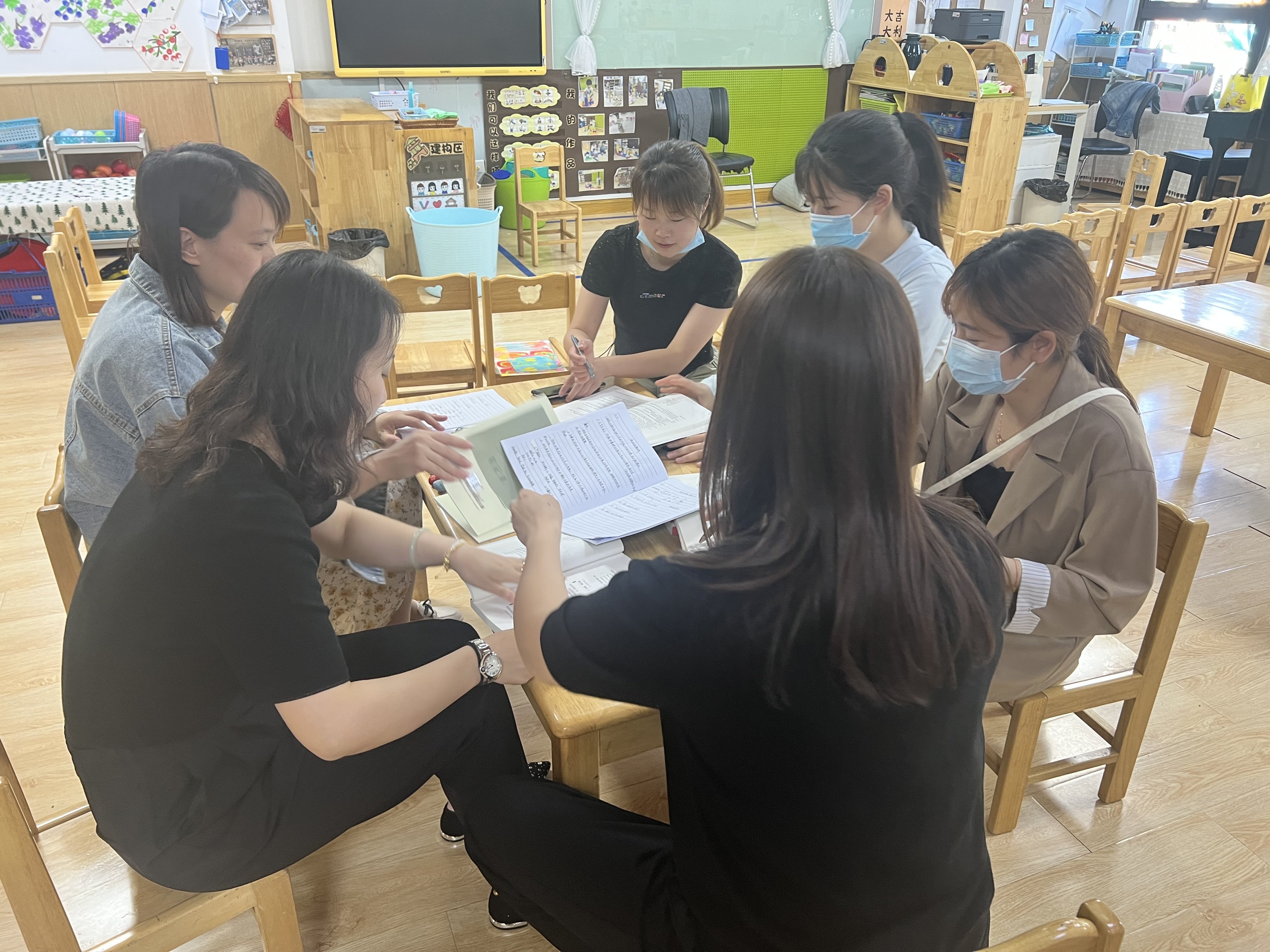220506凝心审议 聚力成长——栖霞幼儿园五福园小班年级组《我有六个宝》课程审议活动_html_631a1bf1.jpg