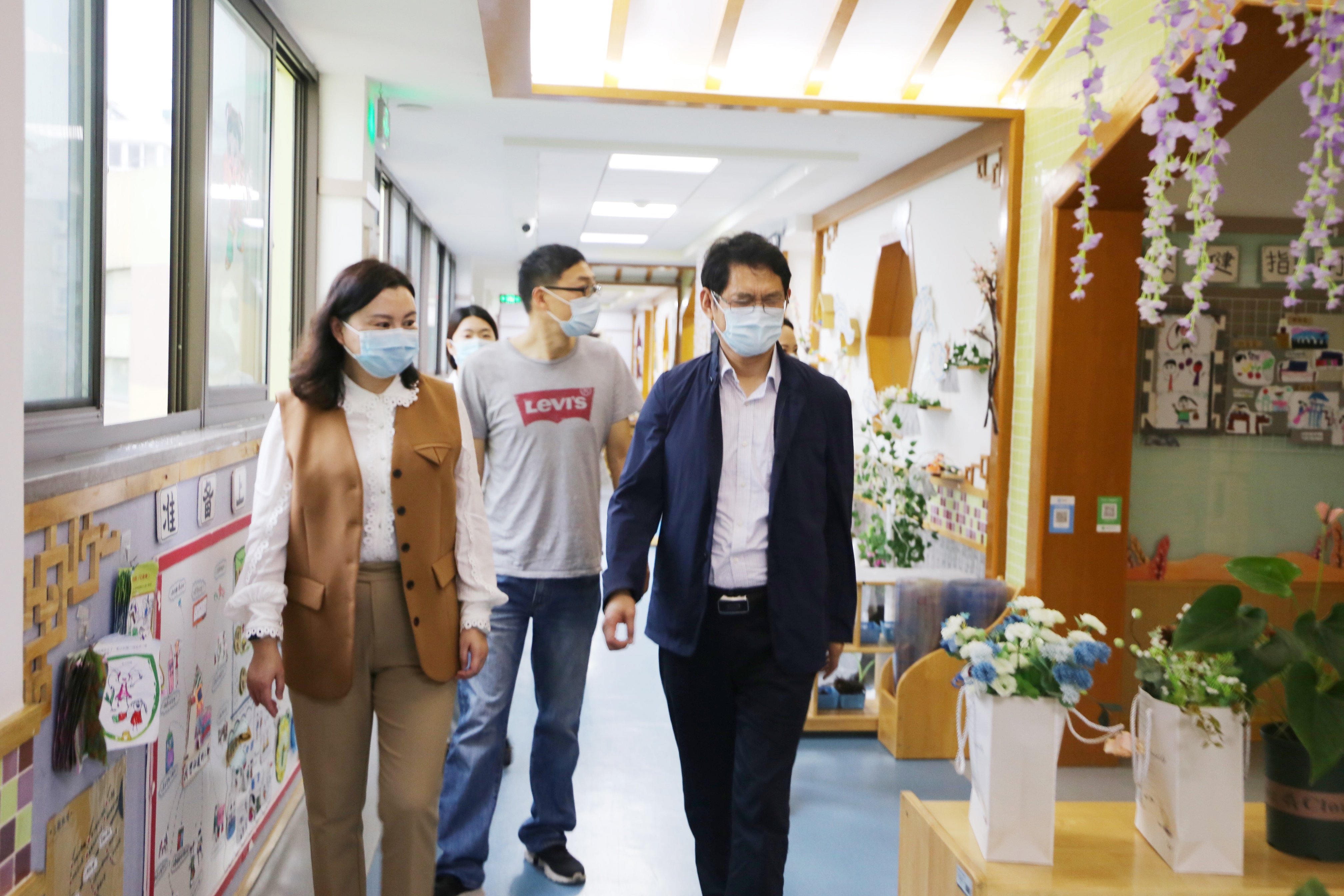 220425视察座谈促发展 扬帆远航展风貌——栖霞区教育局领导来园视察座谈_html_m27210cd8.jpg
