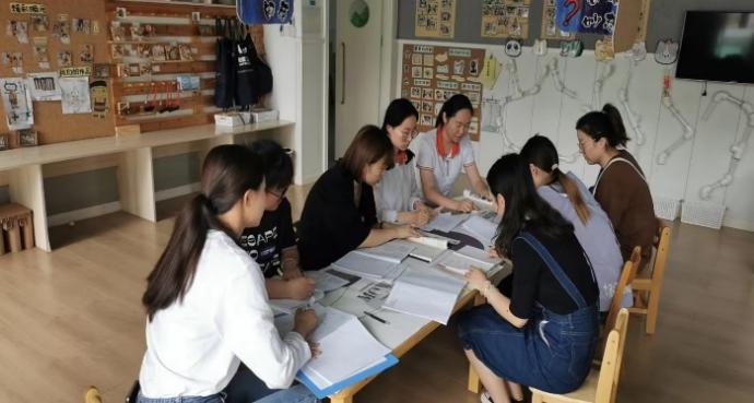 【枫香栖幼】教有获 研有得——栖霞幼儿园翡翠天域园之小班年级组《玩具大家玩》课题审议