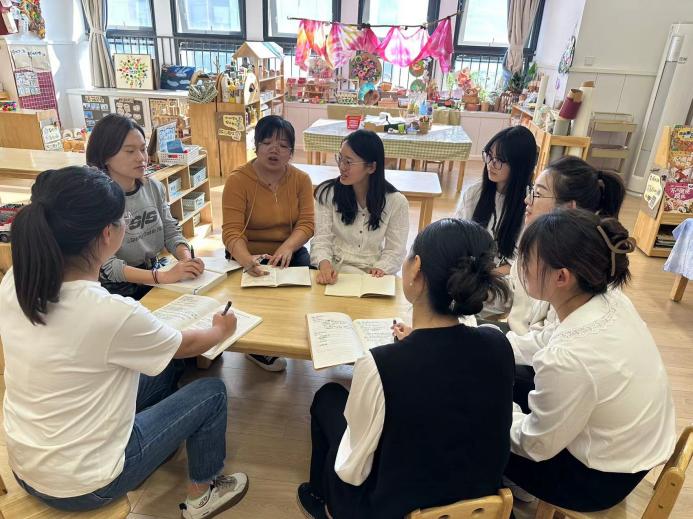 230927聚焦审议 大班年级组《标志的世界》课程后审议暨《我是中国娃》课程前审议(1)_html_m2d34c953.jpg