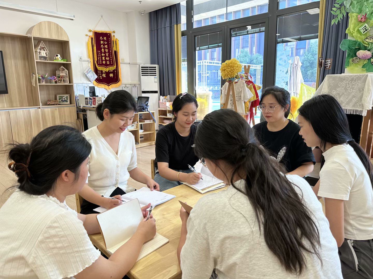 【枫香栖幼】以研促审，以审促优  ——栖幼翡翠天域园小班年级组《玩具大家玩》课程前审议活动