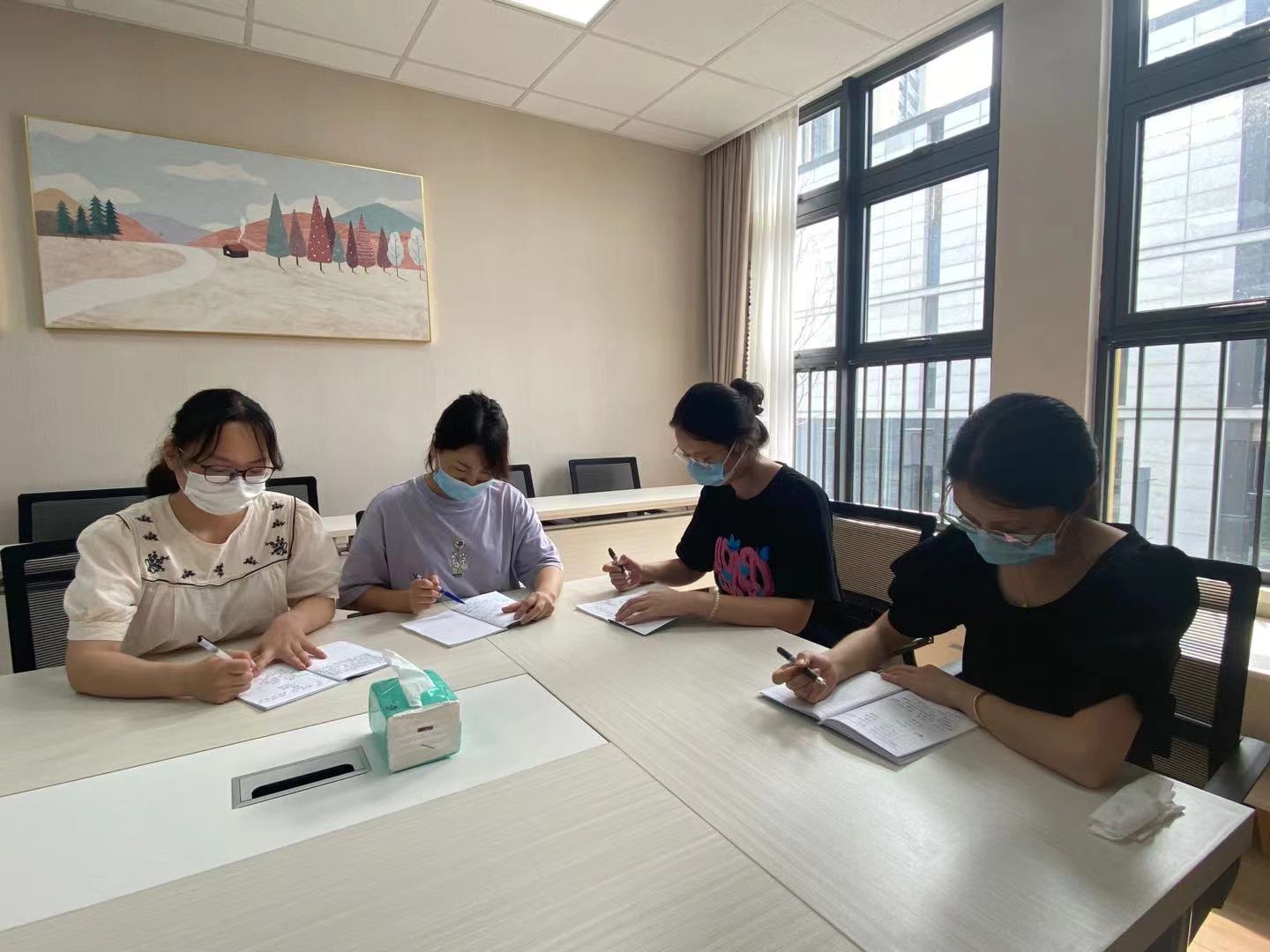 【枫香栖幼】优化审议  助力成长 ——栖霞幼儿园翡翠天悦园小班年级组课程审议活动