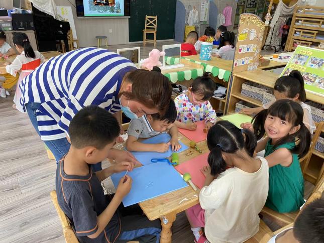 20220609蓬头稚子绘瑰宝  绮丽版画扬国风——记栖幼石埠湾园中班家长助教活动 万紫薇_html_m579c693f.jpg