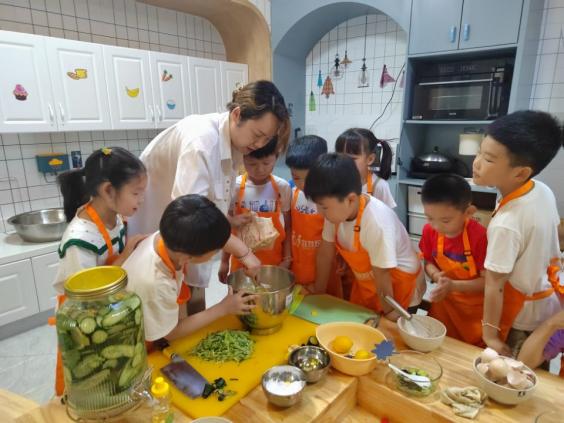 220610劳动收获美好 共育促进成长——记栖霞幼儿园石埠湾园大班家长助教活动 徐雅仙_html_199377ce.jpg