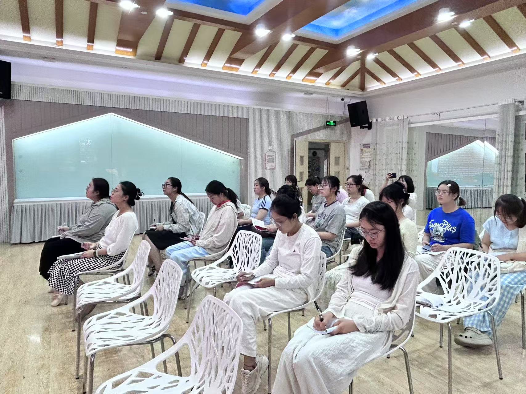250623学习新思想争做新青年青年大学习两会特技篇——栖霞幼儿园团支部学习活活动_html_6f7431f7.jpg
