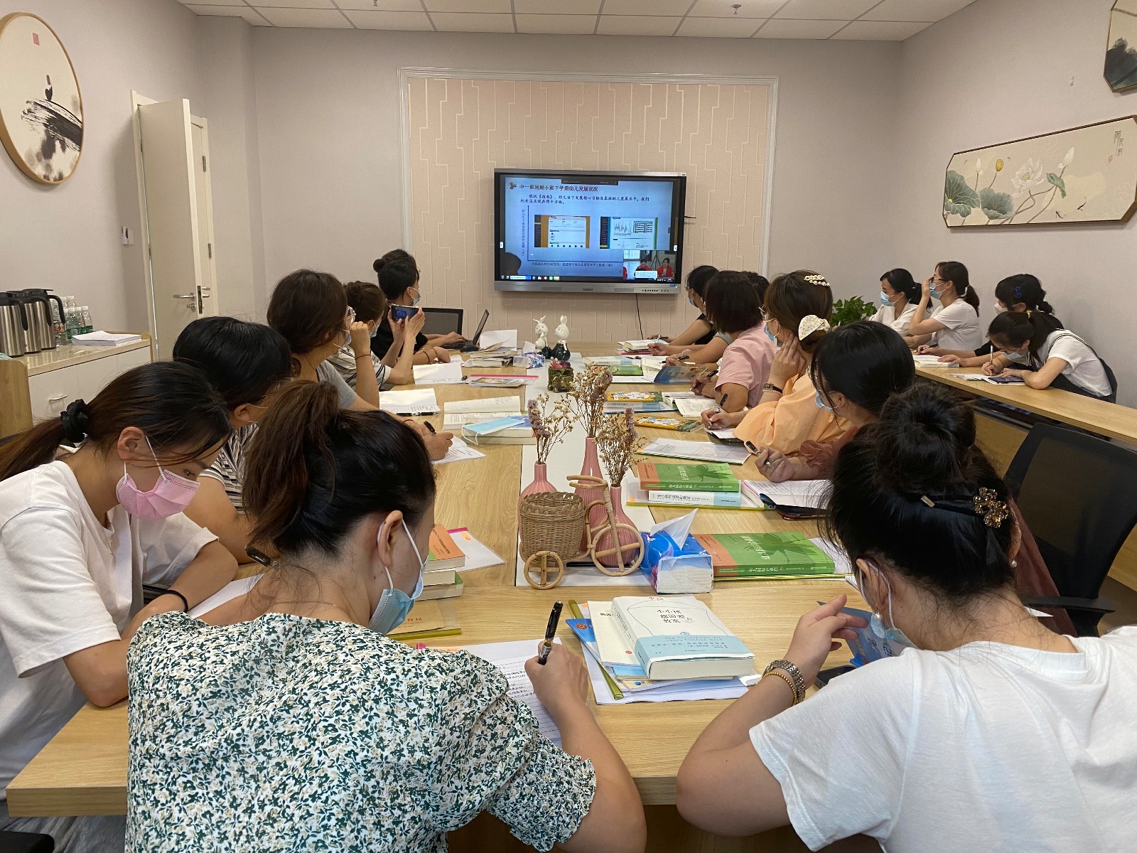 【枫香栖幼】聚焦课程审议 推进班本化教研 ——记栖霞幼儿园翡翠天域园业务学习之“幼儿园综合课程”中班年级组秋学期期初课程审议