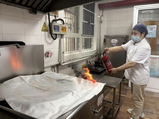 250929演练筑牢防线 守护食育根基——栖幼红枫分园食堂消防演练活动 (万紫薇)_html_m5154256b.jpg