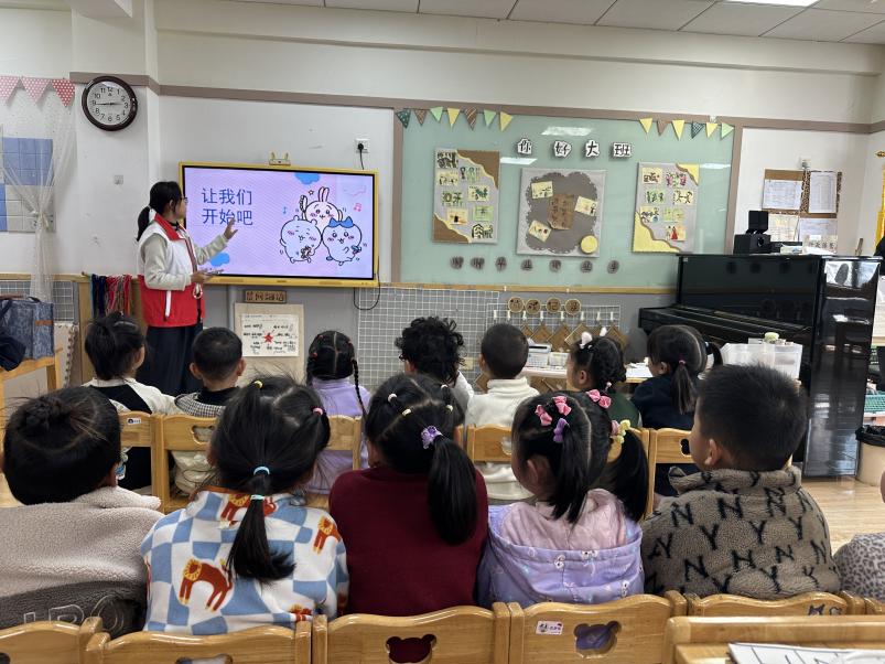 【枫香栖幼】童心巧制杯垫 创意点亮童趣  --栖霞幼儿园五福园大学生进校园活动