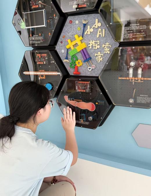 250912AI赋能 助力成长——栖霞幼儿园云栖园AI科技学习活动 卢雨萱(1)_html_6d21aa80.jpg