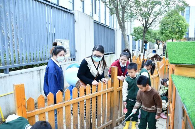 230308开放观摩展特色 示范辐射共成长——记栖霞幼儿园翡翠天域园市级接待观摩开放活动_html_6c1e672a.jpg