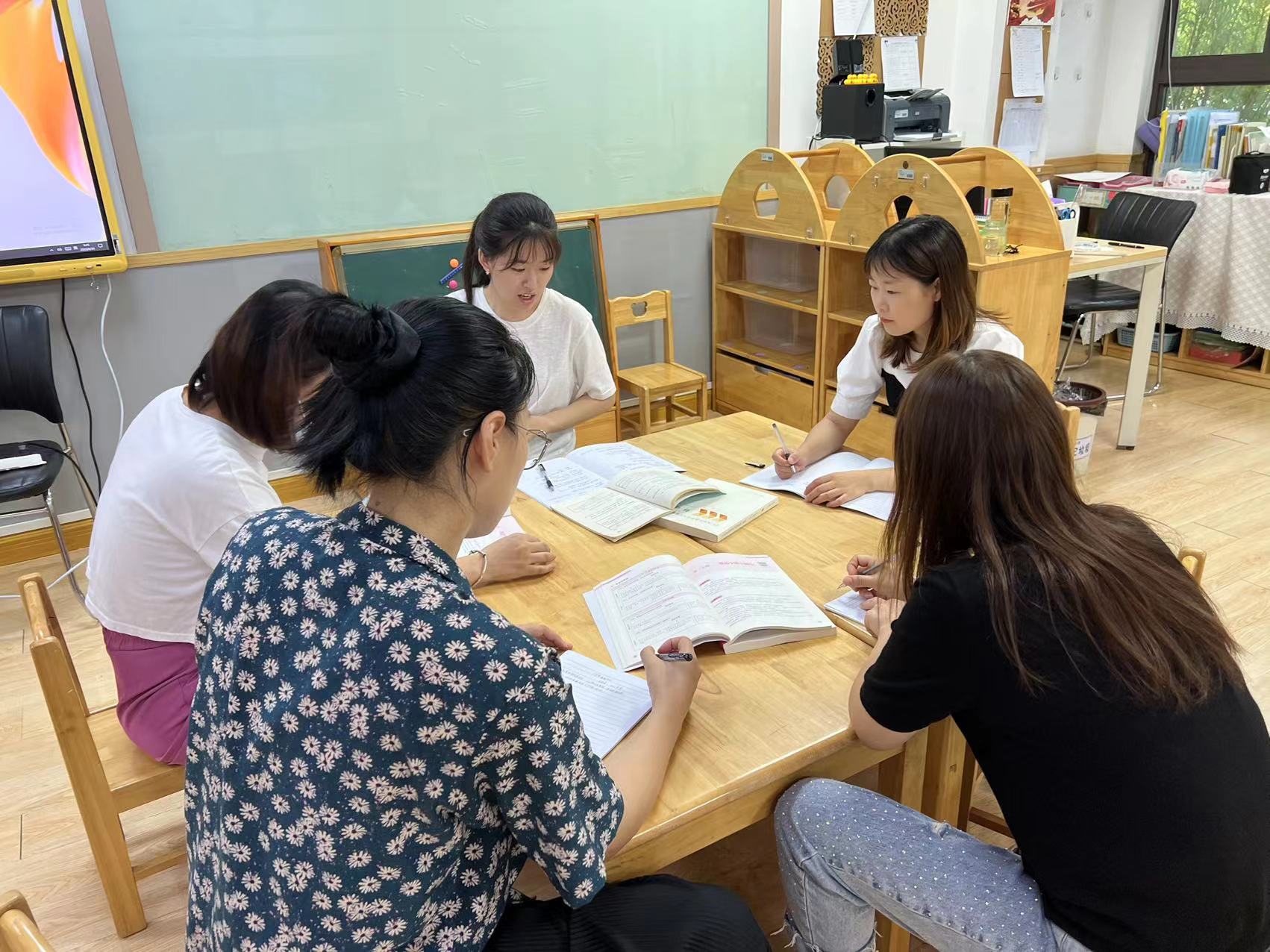 220830聚焦主题审议 推进课程实施——栖霞幼儿园五福园中班组课程审议活动之《我是中班小朋友》_html_4ebe9acb.jpg