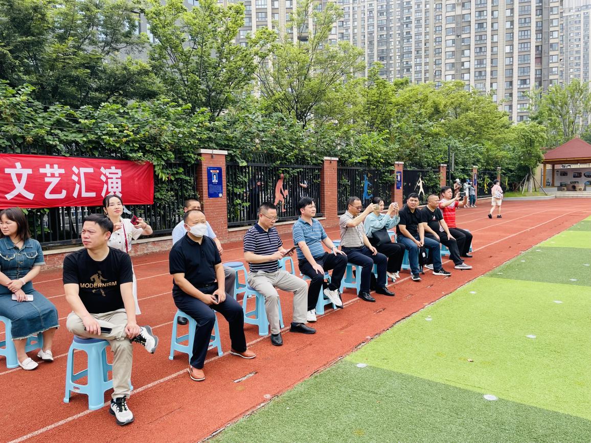督学促成长，携手共提升——记湖南省教育督导干部（督学）能力提升研修班学员莅临金陵小学（仙林湖校区）参观指导_html_72c917d4.jpg