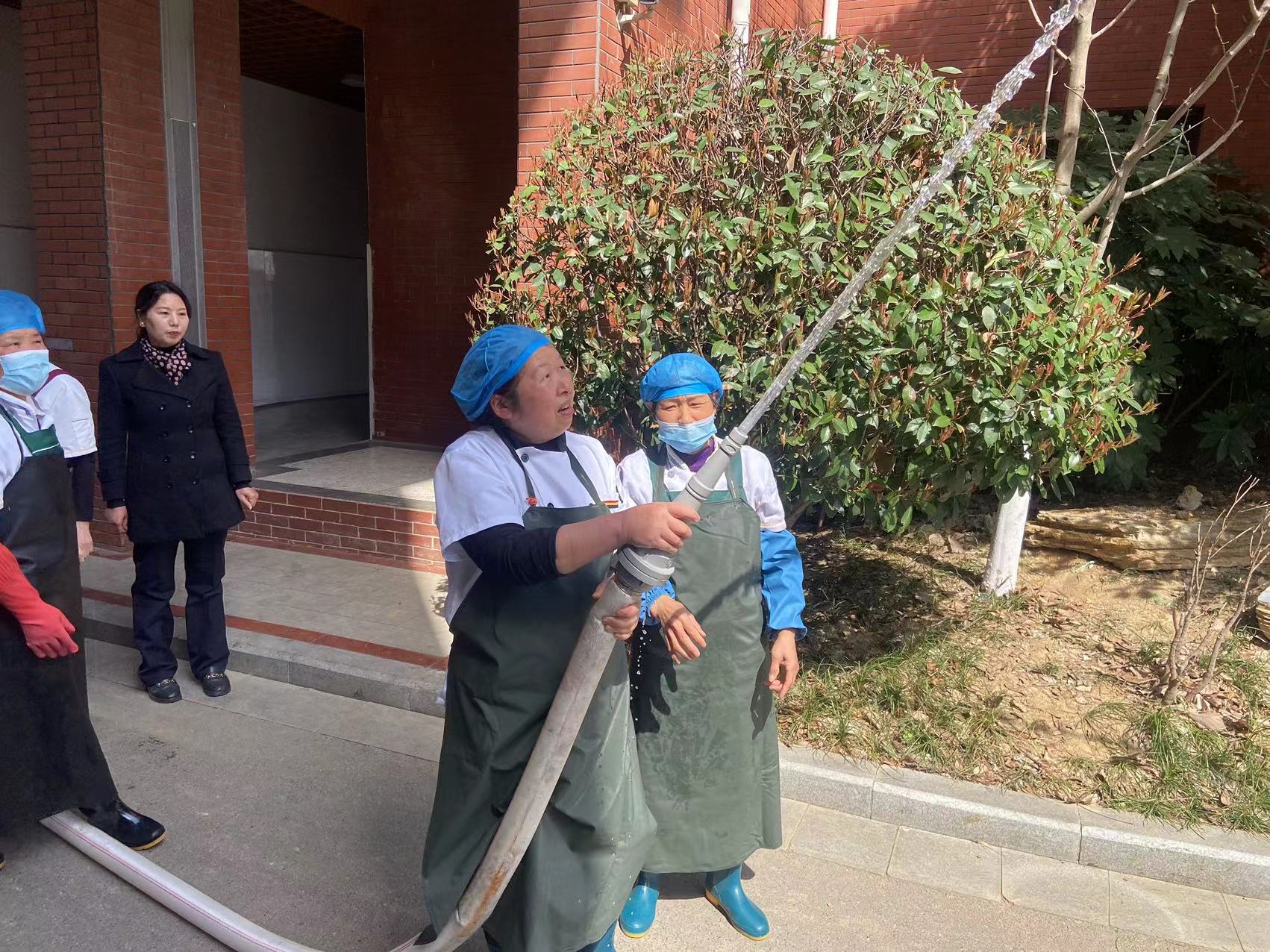 【湖畔·共佑安全】消防安全心中记，日常演练在践行——金陵小学（仙林湖校区）开展2023—2024第二学期物业食堂消防演练_html_m2ec4ec1.jpg