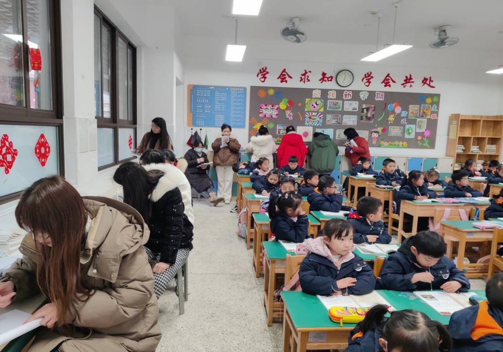 【湖畔·童化课堂】课堂展风采 教研促成长——记金陵小学（仙林湖校区）一年级语文组教研活动_html_54109084.jpg
