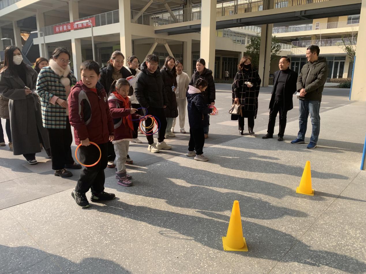 套出欢乐  圈住幸福——南京市金陵小学（仙林湖校区）欢乐套圈活动_html_m4ece87d6.jpg