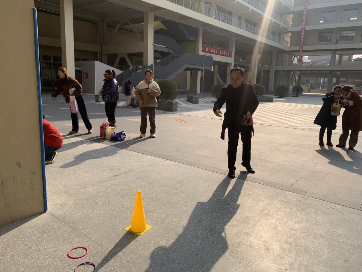 套出欢乐  圈住幸福——南京市金陵小学（仙林湖校区）欢乐套圈活动_html_m49ebfe3e.jpg