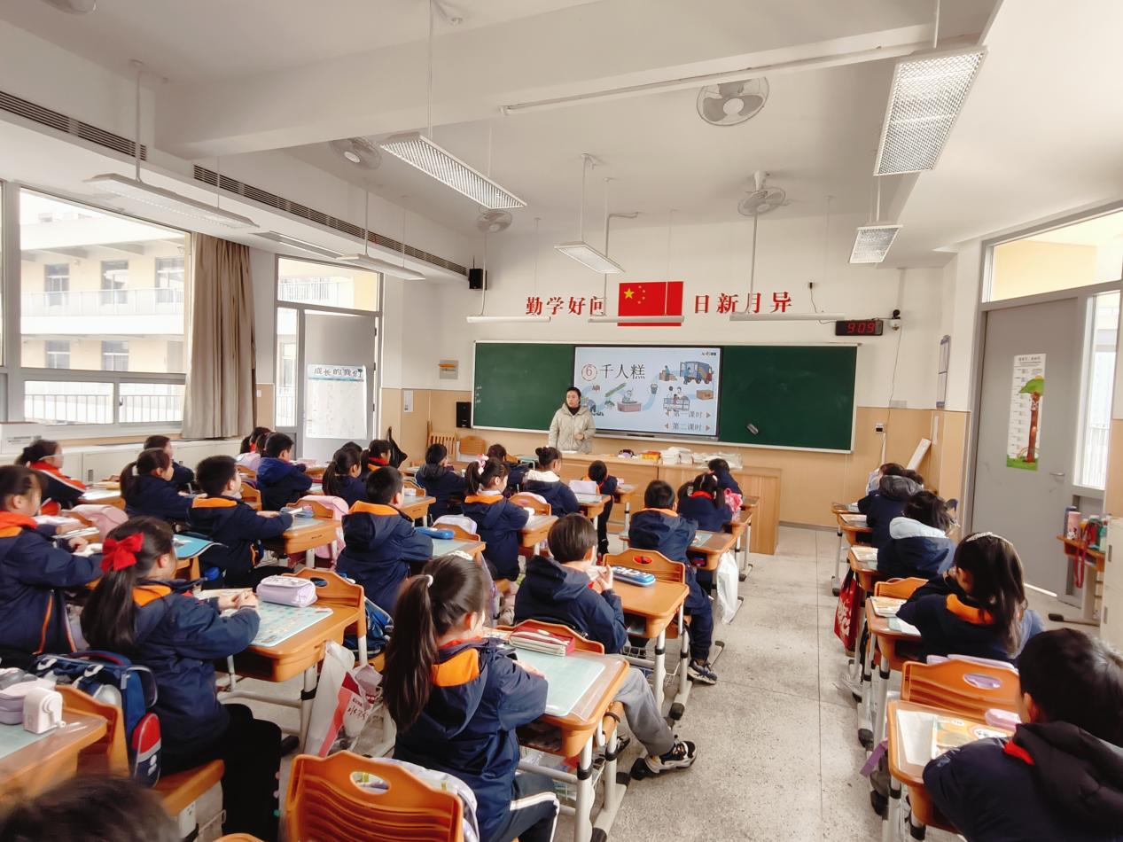 【湖畔·童化课堂】步步登“糕” “语”你共享——记金陵小学（仙林湖校区）二年级语文组教研活动_html_2c1eafad.jpg