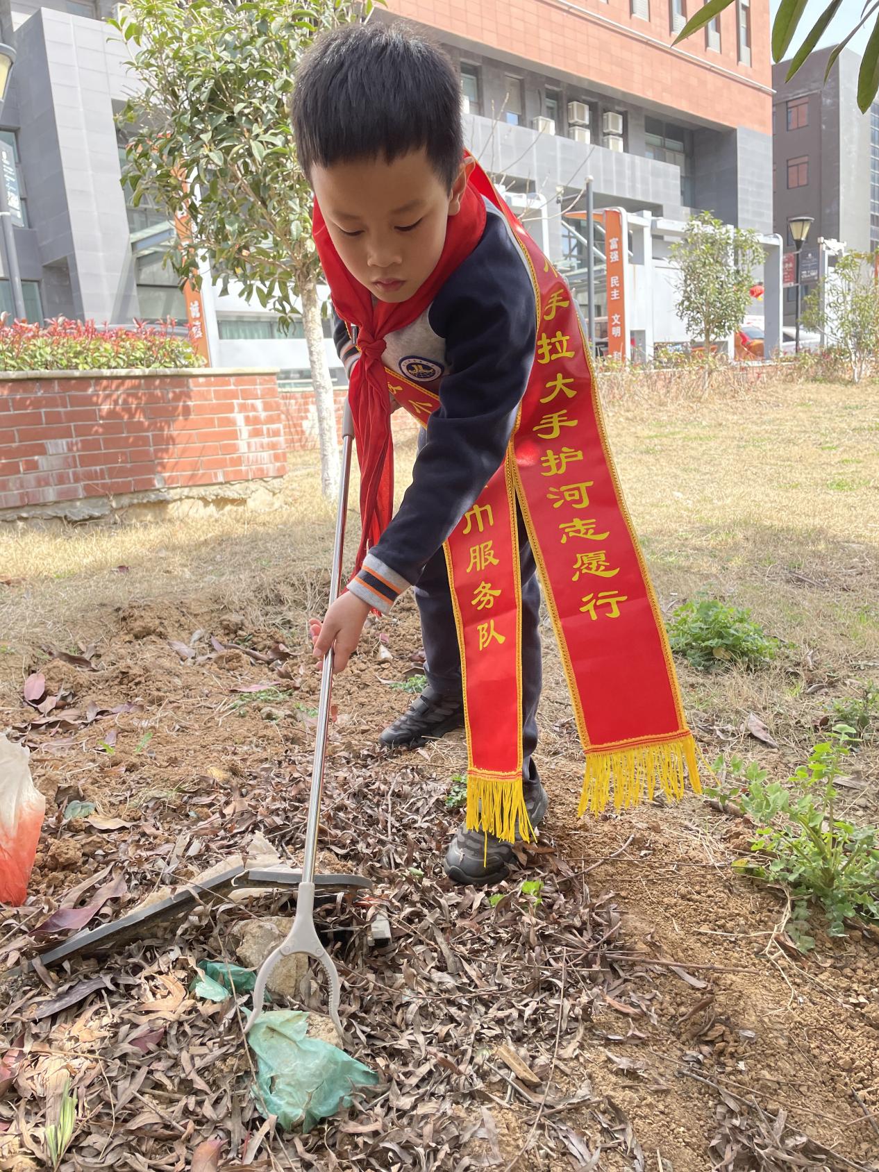 【博学广志】学习雷锋好榜样，携手共护景观河——记林卫云名师工作室与社区联动活动(1)_html_m58eb9bf0.jpg