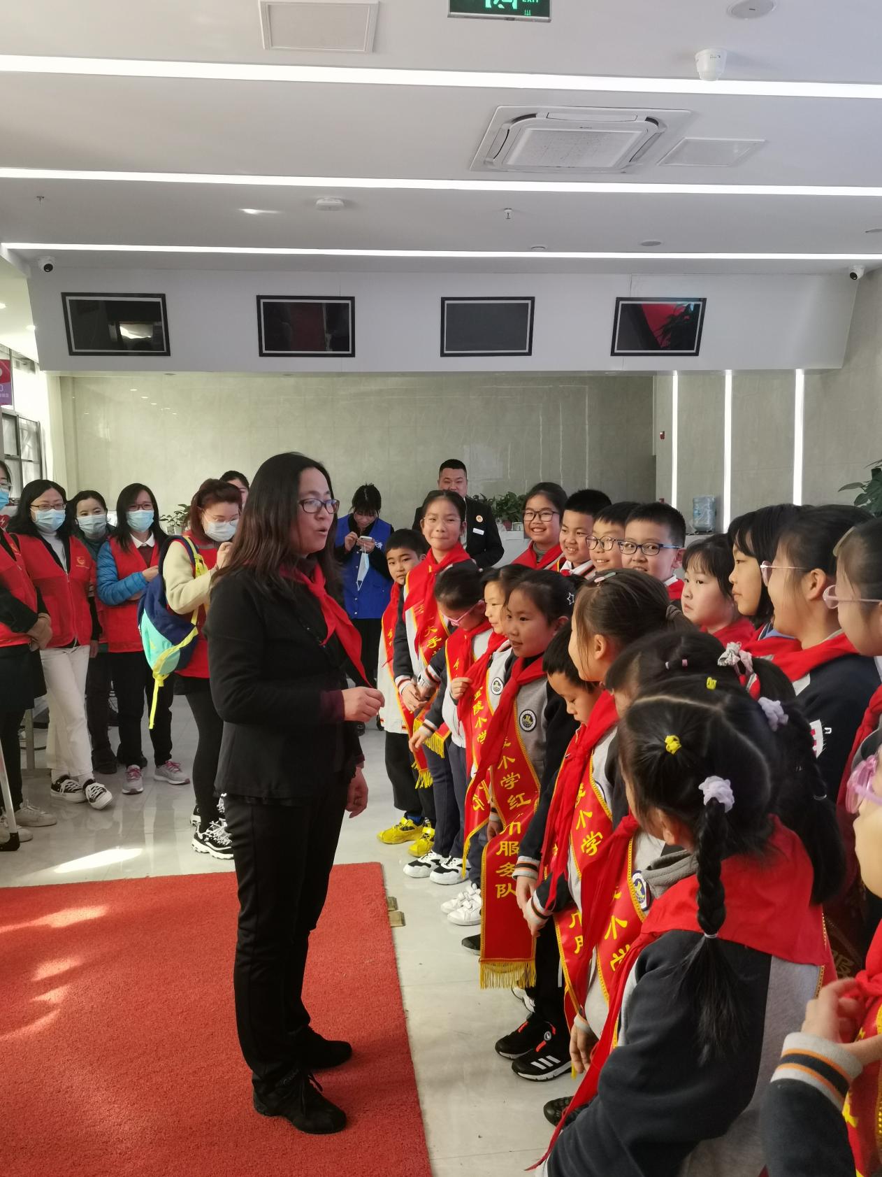 【博学广志】学习雷锋好榜样，携手共护景观河——记林卫云名师工作室与社区联动活动(1)_html_67cb9019.jpg