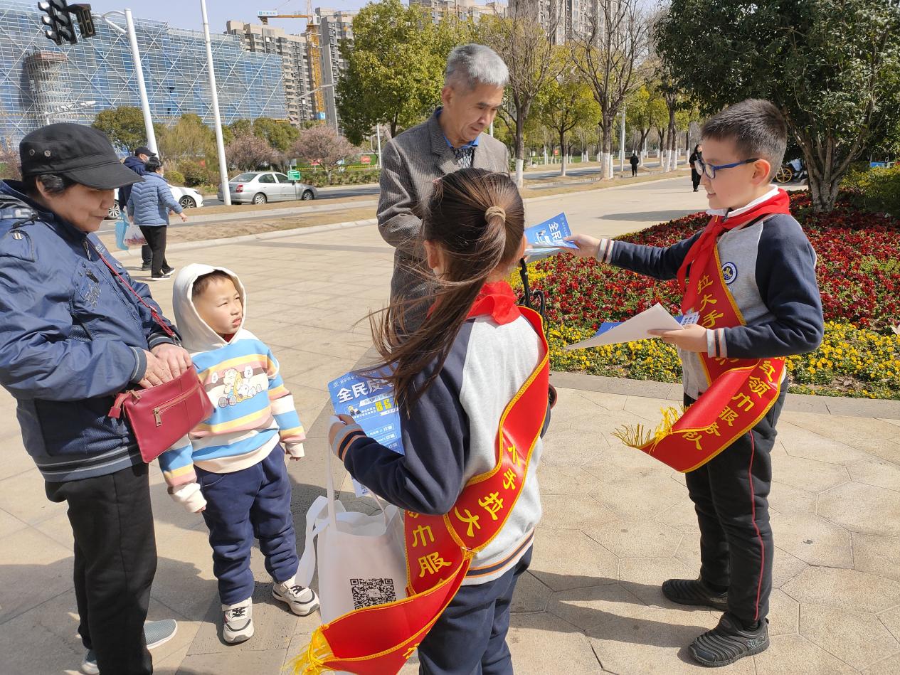 【博学广志】学习雷锋好榜样，携手共护景观河——记林卫云名师工作室与社区联动活动(1)_html_m1c96ed98.jpg