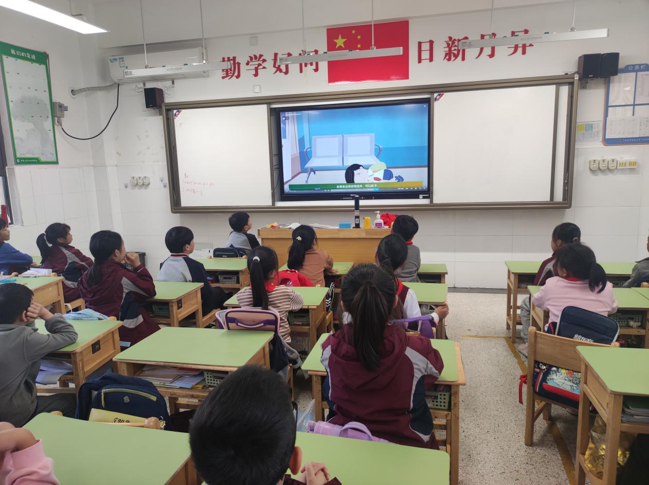 【湖畔·共佑安全】抓常态演练，护平安校园——金陵小学（仙林湖校区）开展地震应急疏散演练活动_html_m575ad484.jpg