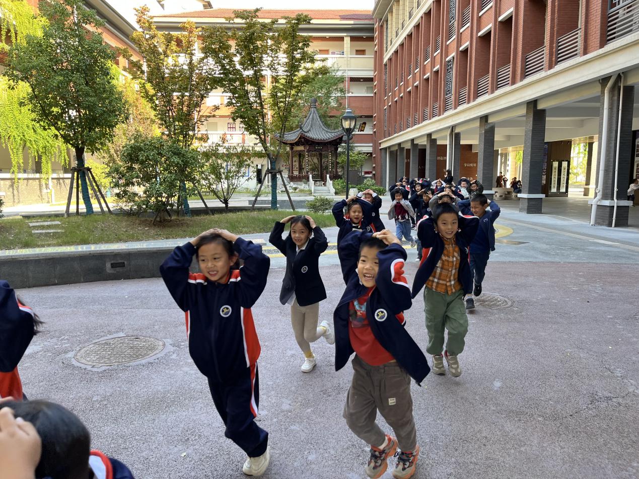 【湖畔·共佑安全】抓常态演练，护平安校园——金陵小学（仙林湖校区）开展地震应急疏散演练活动_html_m1d8d3050.jpg