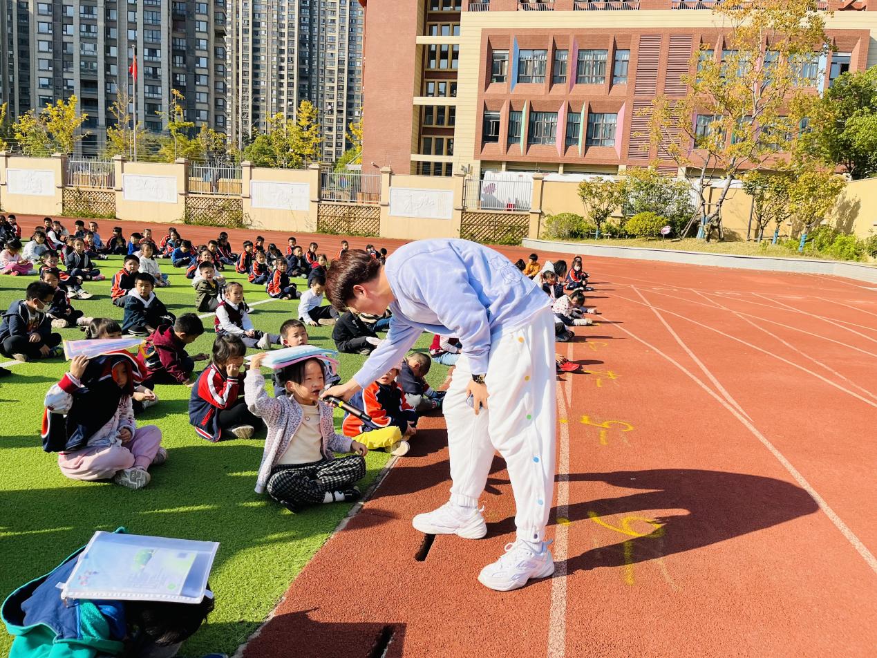 【湖畔·共佑安全】抓常态演练，护平安校园——金陵小学（仙林湖校区）开展地震应急疏散演练活动_html_m6e6f676c.jpg