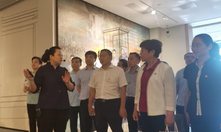 【二稿】七一党员外出学习师德馆新闻_html_m70726367.jpg